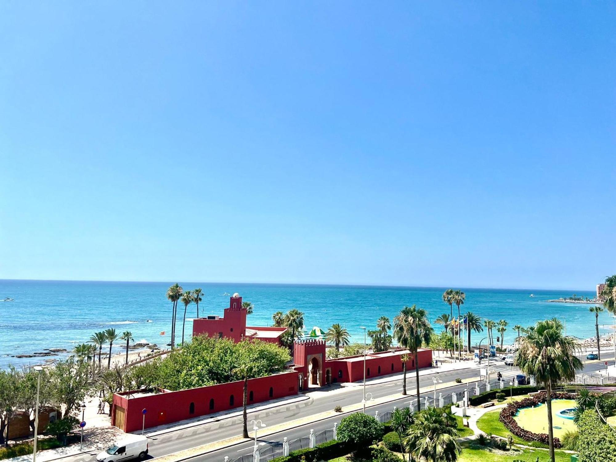 Apartamento Sea Front With Large Terrace In Benalbeach