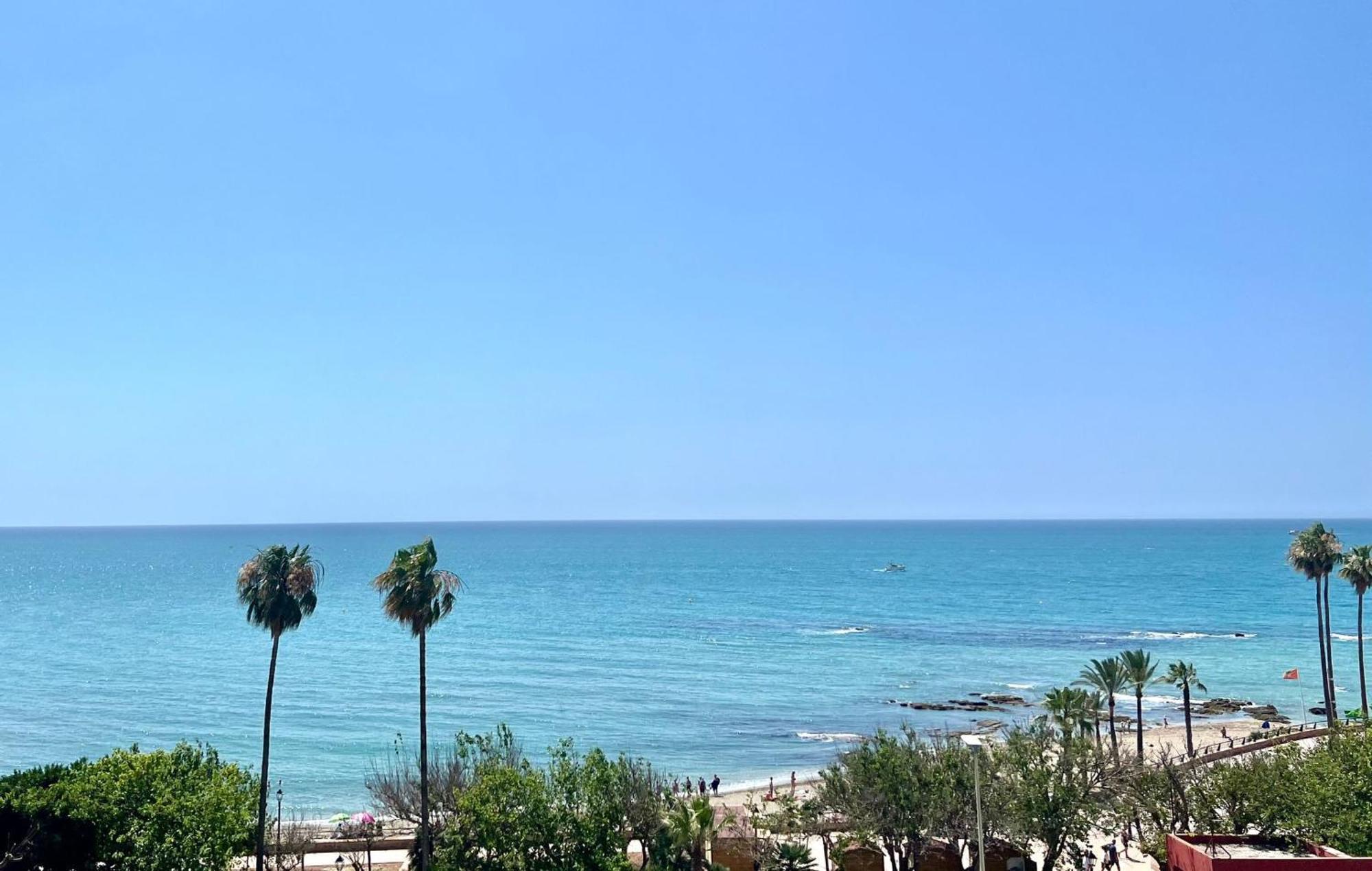 Apartamento Sea Front With Large Terrace In Benalbeach *