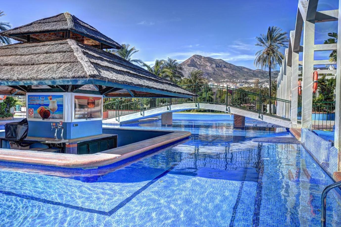 Apartamento Sea Front With Large Terrace In Benalbeach *