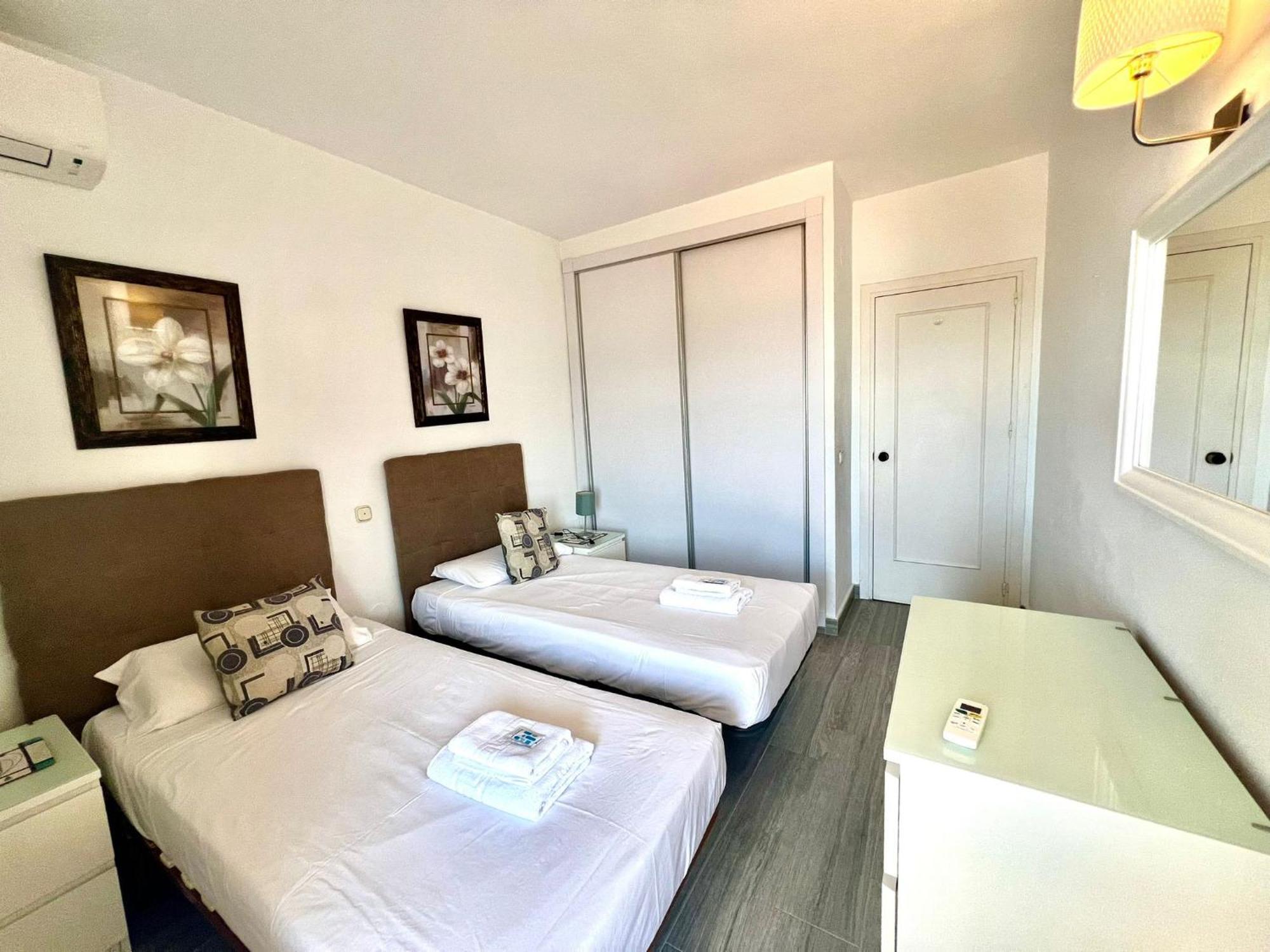 Sea Front With Large Terrace In Benalbeach Apartamento